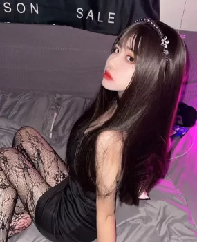 气质清纯淑女00后身体柔软会各种姿势跳芭蕾舞的