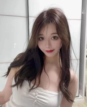 屁股大胸大长相甜美的小姐姐